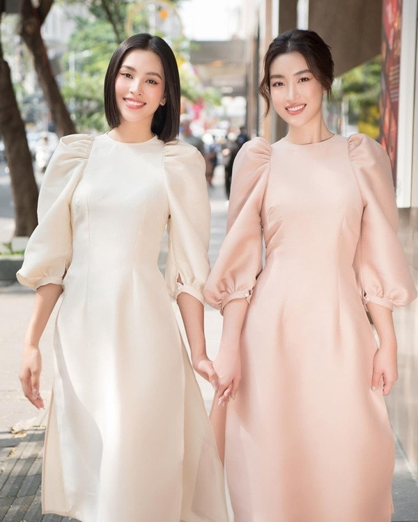 Kiểu tay bồng, áo không cổ thoải mái, tránh trường hợp bó thít, khó chịu. 