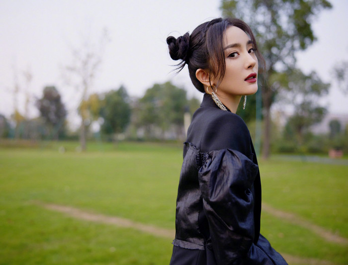 Dương Mịch gây ấn tượng với vai diễn sát thủ trong trailer Ám sát tiểu thuyết gia