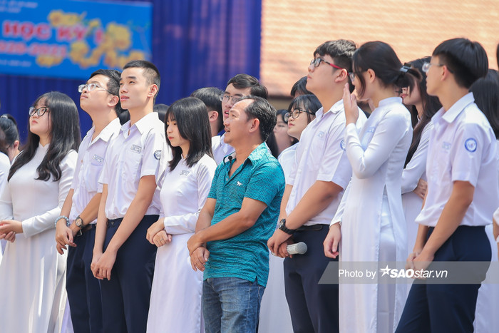 Bố của nam sinh (áo xanh) cũng có mặt để lắng nghe những suy nghĩ của con trai mình