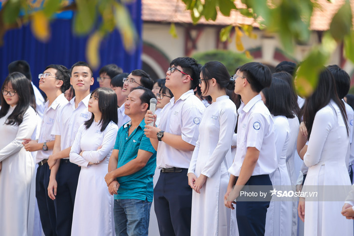 Bạn của Minh Quang (cầm micro) có những chia sẻ chân thật về người đồng đội của mình