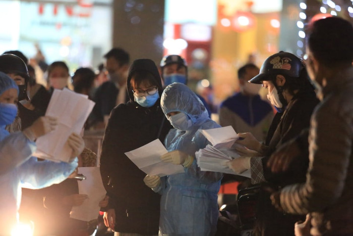 Phong tỏa tòa nhà 88 Láng Hạ - Hà Nội sau khi nữ nhân viên ngân hàng nhiễm COVID-19 Ảnh 1