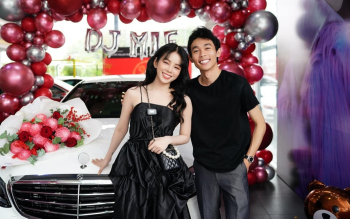 Hậu bị đồn 'đường ai nấy đi', Hồng Thanh nắm chặt tay DJ Mie đi nhận xế hộp mới Ảnh 2