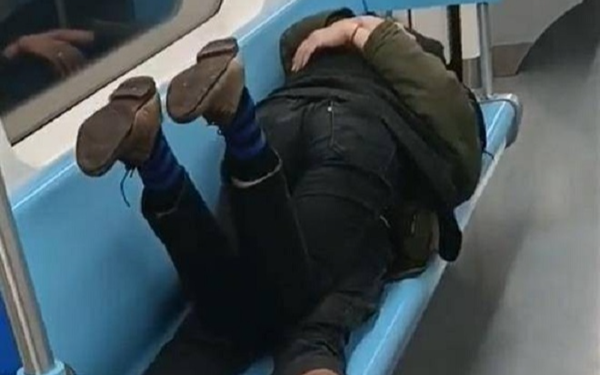 Thản nhiên nằm ôm nhau ngay trên tàu điện ngầm, cặp đôi khiến người xung quanh 'nóng mắt' Ảnh 2