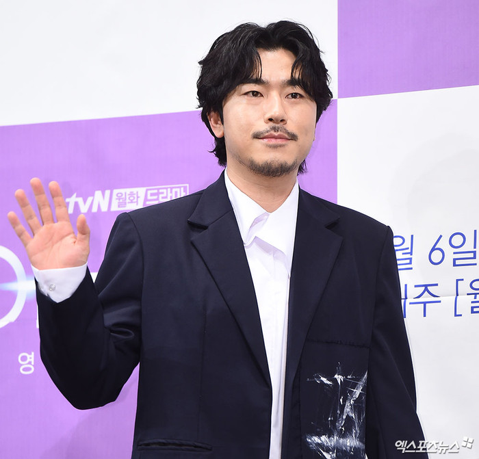 Lee Si Eon.