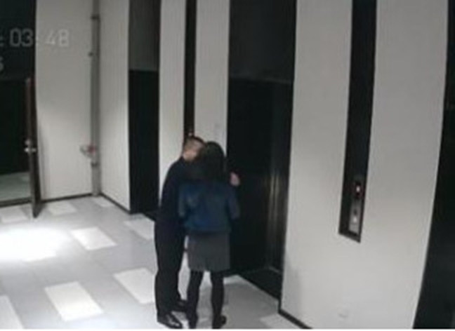 Hình ảnh ngoại tình của cô Wang và anh Zhao bị ghi lại.