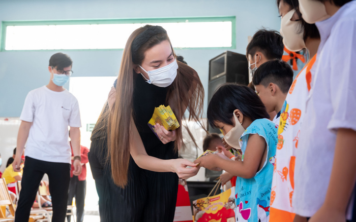 Hồ Ngọc Hà đi từ thiện giữa mùa dịch, tận tay trao quà cho bà con khó khăn, trẻ em cơ nhỡ Ảnh 2