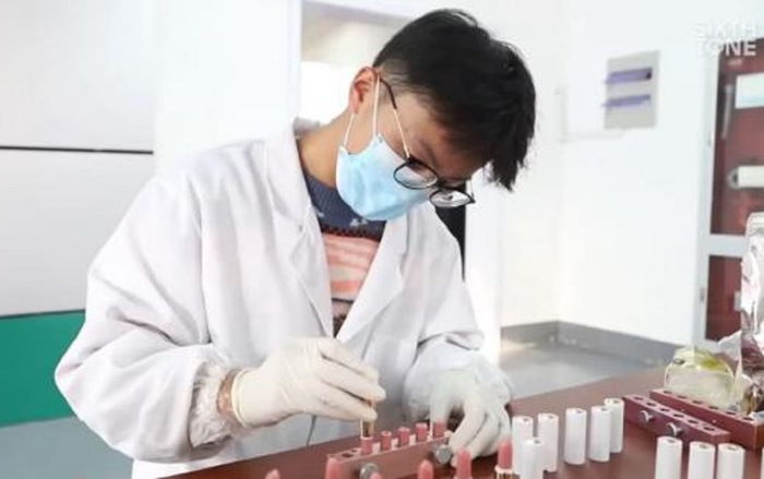 Nam sinh tự làm son dưỡng để tiết kiệm chi phí làm đẹp cho bạn gái Ảnh 2