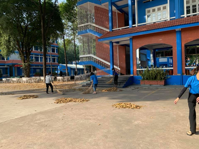 Các sinh viên tranh thủ thời gian cách ly tập trung để dọn dẹp lại sân trường, vừa làm đẹp nơi mình ở, vừa vận động cho khỏe khoắn cơ thể