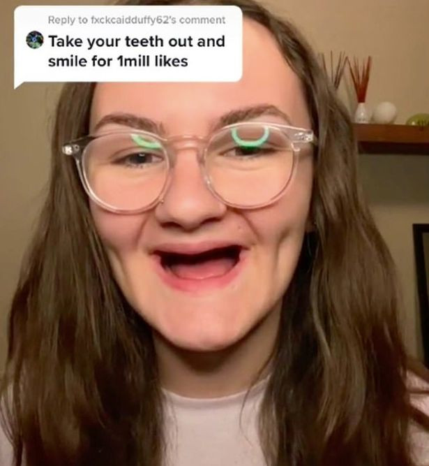 Faith tháo răng giả để cảnh báo mọi người về tác hại của ma túy đá.