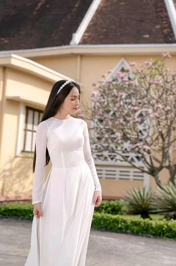 Bà mẹ một con trong bộ áo dài trắng tôn dáng khoe sắc vóc nuột nà không một chút khuyết điểm 