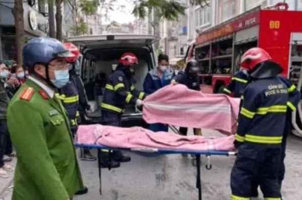 Thi thể các nạn nhân được đưa ra ngoài