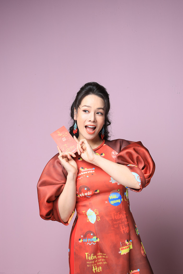 Ngay từ đầu MV, khán giả đã không khỏi bật cười khi những “câu chuyện” hài hước dí dỏm được cô ca sĩ “kể” trong MV bằng những hình ảnh vô cùng sinh động, vui nhộn. 