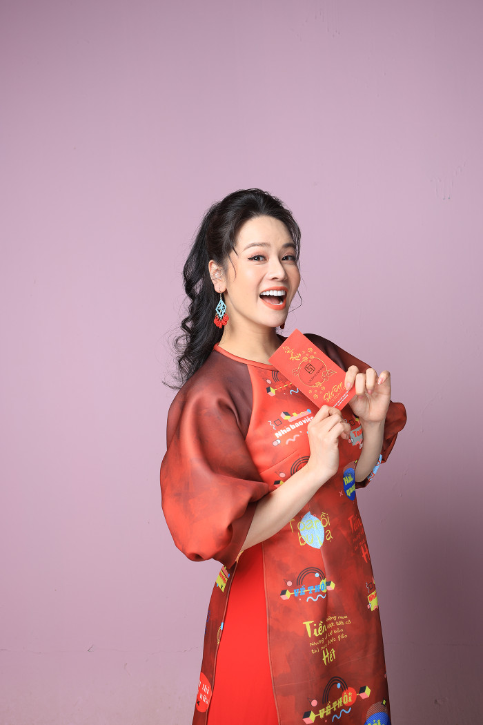 Đúng như Nhật Kim Anh chia sẻ, sự đầu tư kỹ lưỡng vào từng bối cảnh đến những chi tiết nhỏ MV đã không phụ lòng mong đợi của người hâm mộ khi thực sự được xem một sản phẩm âm nhạc mới mẻ và chất lượng.