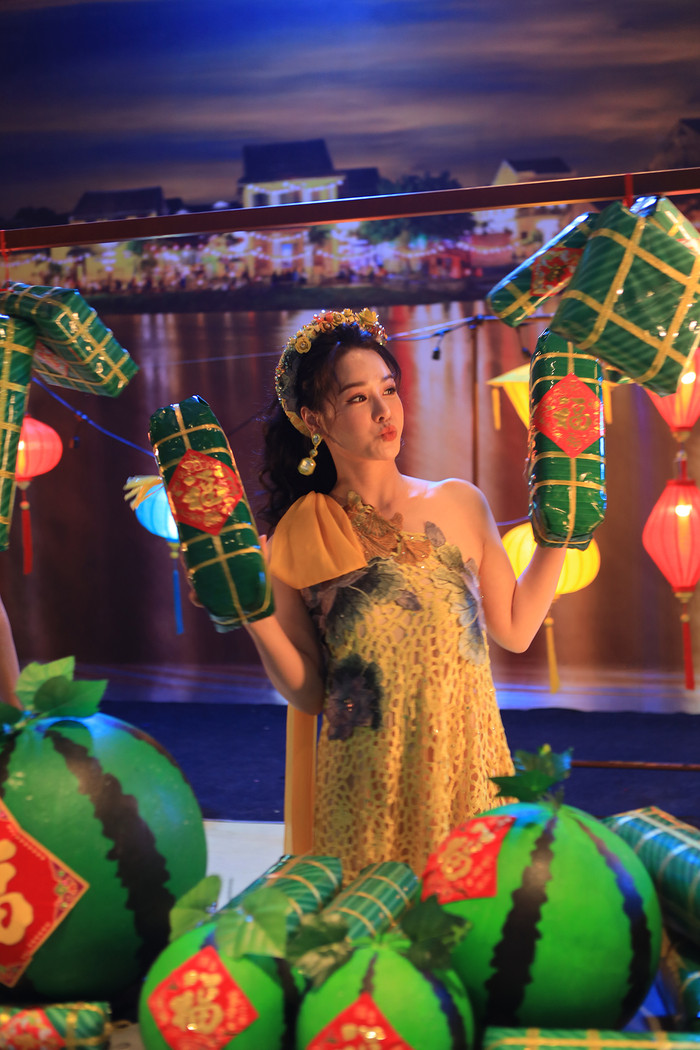 Chi tiết thêu đắp hoa ren nổi khiến cô càng thêm tỏa sáng