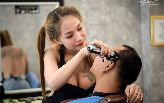 Đi cắt tóc đón Tết, nam thanh niên đứng ngồi không yên khi đối diện với vòng 1 'ngồn ngộn' của cô thợ Ảnh 2