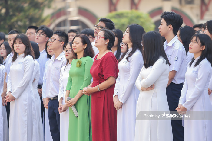 Mẹ và cô giáo của Trâm Anh cũng xuất hiện bên dưới bục dũng khí để lắng nghe những chia sẻ từ cô bạn
