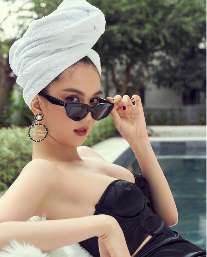 Cận cảnh nhan sắc cùng vòng 1 đẫy đà của Ngọc Trinh cùng chi tiết khăn trắng quấn đầu một cách đầy điệu nghệ 