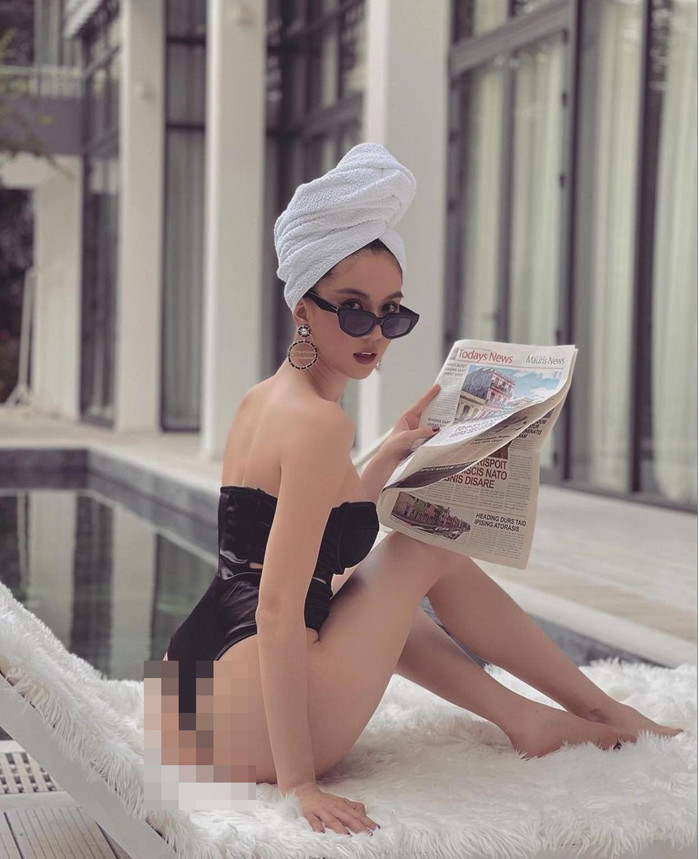 Thiết kế mono swimsuit cách điệu cùng những đường cắt khoét chỉ giúp Trinh trông đẹp hơn thôi