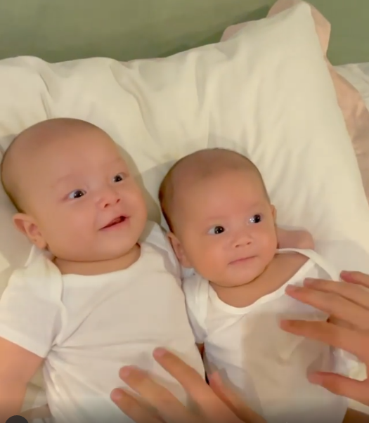 Cặp song sinh Leon - Lisa chăm chú nghe ba Kim Lý hát