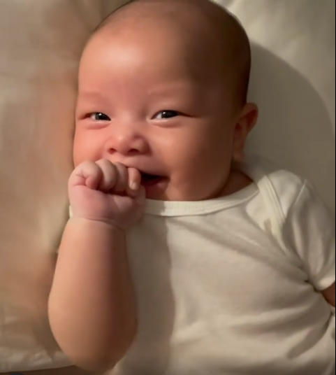 Trước đó, khi Hà Hồ chia sẻ những hình ảnh của Leon trên mạng xã hội, đã có nhiều bình luận nhận ra sự giống nhau của nhóc tỳ với Kim Lý.