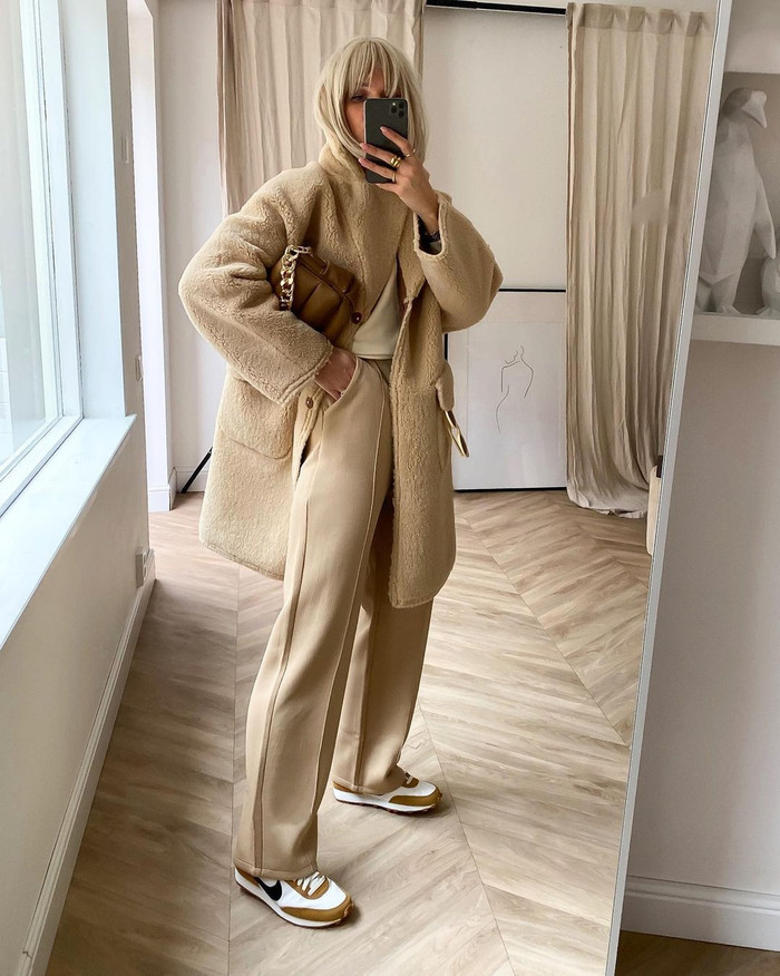 Naaomi Ross thích mặc đồ màu trung tính.