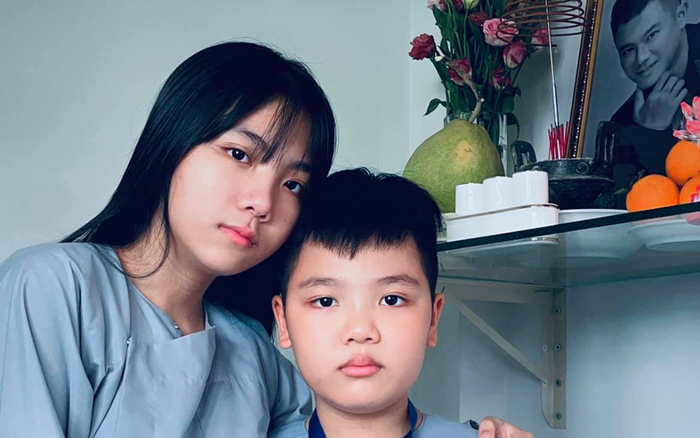 Vợ cũ Vân Quang Long gây xúc động khi đăng ảnh các con khoe thành tích học tập trước bàn thờ bố Ảnh 2