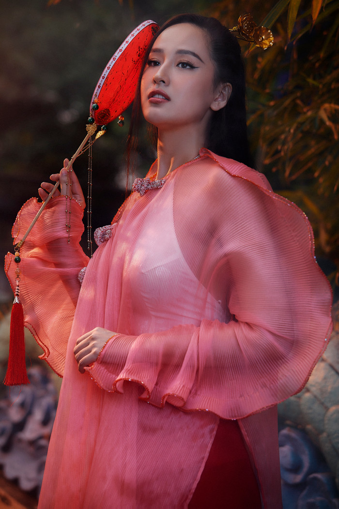 Hơn 10 năm mới mặc áo dài, Mai Phương Thúy xinh đẹp mức đến fan ruột cũng sững sờ Ảnh 2