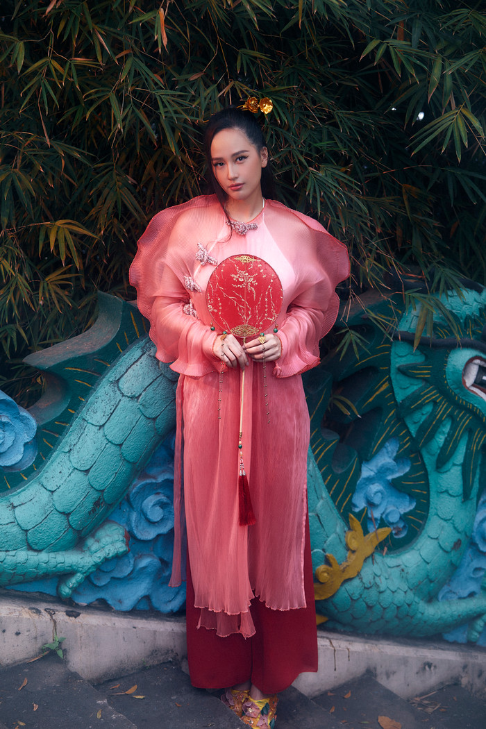 Nàng Hậu khiến nhiều người không thể rời mắt khi thả dáng với tà áo dài phom suông, có phần tay nhún xoăn điệu đà 