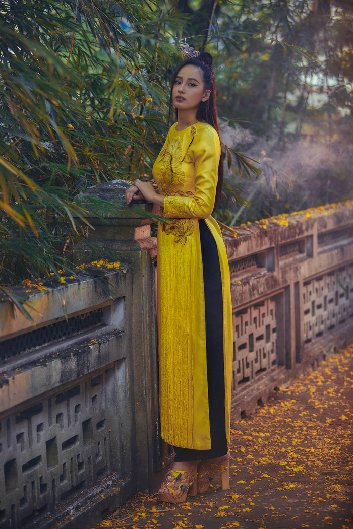 Khoác lên mình tà áo dài truyền thống lẫn hiện đại, có thể nói Mai Phương Thúy đã đưa công chúng đến với nhiều xúc cảm của từng bộ cánh