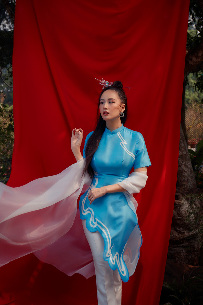 Mai Phương Thúy tiếp tục khiến dân tình 'liêu xiêu' khi khoác lên mình chiếc áo dài màu xanh được thiết kế độc đáo