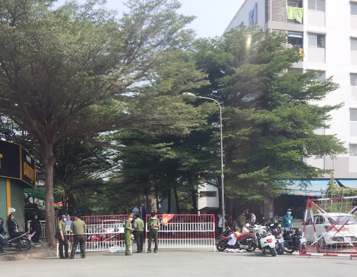 Khu chung cư bệnh nhân sinh sống được lực lượng chức năng phong tỏa, kiểm soát nghiêm ngặt. Ảnh: Báo Bình Dương