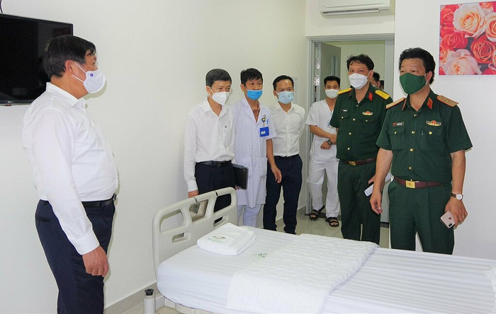 Thứ trưởng Bộ Y tế Đỗ Xuân Tuyên (ngoài cùng, bên trái) đến kiểm tra công tác chống dịch tại Bệnh viện Quân y 175 sáng 6/2. Ảnh: Chính Trần/VnExpress