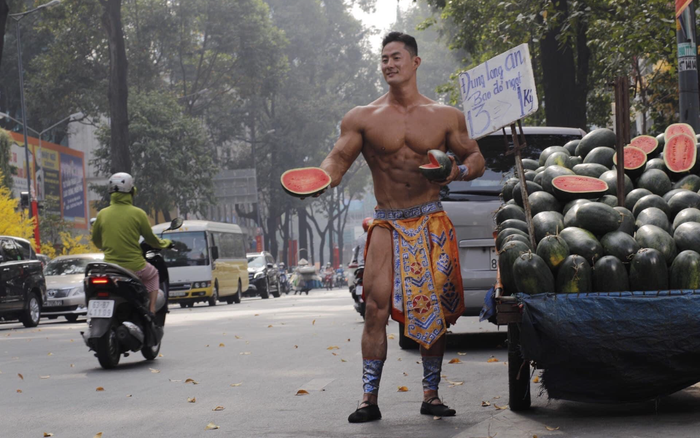 Danh tính đầy bất ngờ của chàng trai 6 múi hoá thân thành Mai An Tiêm bán dưa giữa lòng Sài Gòn Ảnh 2