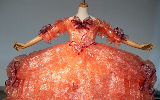 Chiếc váy dạ hội làm từ vỏ giấy gói bánh gây sốt cộng đồng mạng Ảnh 2