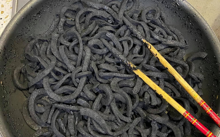 Hội gái 'đoảng' vào bếp ngày Tết: Phát hoảng với món 'mứt dừa than tre' Ảnh 2