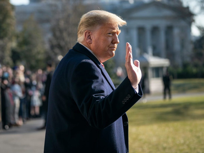 Cựu Tổng thống Donald Trump chào tạm biệt những người ủng hộ khi di chuyển đến chuyên cơ Marine One ở Bãi cỏ phía Nam của Nhà Trắng vào ngày 12 tháng 1 năm 2021 tại Washington, DC. (Ảnh: Drew Angerer / Getty Images)