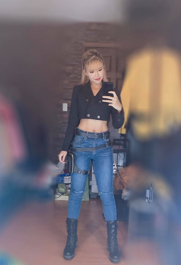 Có được lợi thế hình thể mà ai cũng ao ước nên Khởi My thường xuyên mặc áo crop top khỏe khoắn, khoe eo thon và bụng nổi rõ múi cơ