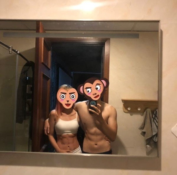 Trước đó, khi đọ cơ bụng 6 múi với chồng, Khởi My được nhiều người khen ngợi là múi của cô còn hoàn hảo hơn của Kelvin Khánh.