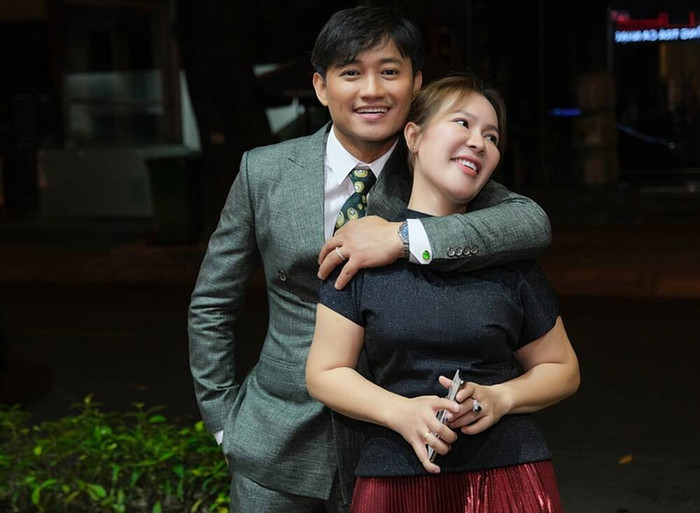 Dù đã kết hôn nhưng Ngọc Tiền khẳng định, Quý Bình vẫn đối xử với cô vô cùng ấm áp và tình cảm của cả hai vẫn như ngày đầu mới quen nhau.