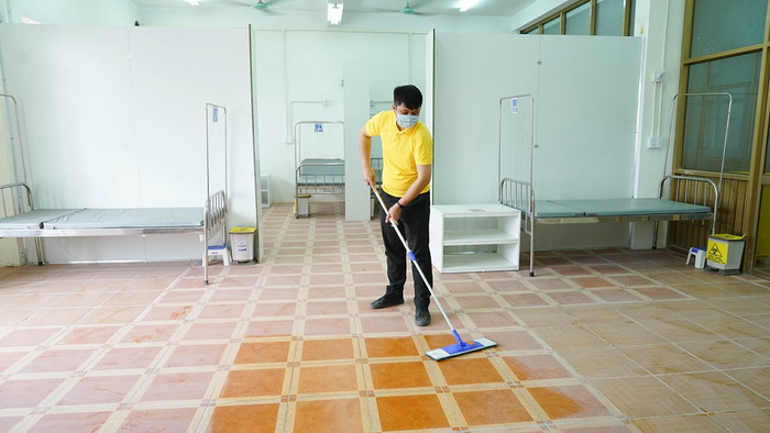 Nền nhà bong tróc đã được cải tạo, lát gạch mới tinh tươm, lau dọn sạch sẽ. Một đoạn đường toàn đá dăm và cỏ dại cạnh khu nhà đã được đổ bê tông, làm mới nhằm tạo điều kiện thuận lợi cho việc vận chuyển bệnh nhân và trang thiết bị y tế...&nbsp;