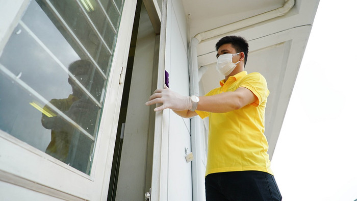 Chiều 6/2, hơn 200 cán bộ nhân viên và công nhân nhà thầu vẫn đang nỗ lực dốc sức hoàn thiện những hạng mục cuối cùng để kịp lễ bàn giao BVDC số 3 cho tỉnh Hải Dương, dự kiến diễn ra vào chiều 7/2. Để đảm bảo an toàn tránh lây nhiễm chéo, bệnh viện được lắp đặt một cầu thang ngoài trời để bệnh nhân nhẹ và y bác sỹ có thể di chuyển thẳng lên tầng 2 và tầng 3.