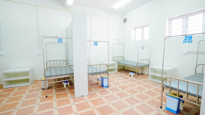 Với tổng diện tích 5230,17 m2, BVDC số 3 được thiết kế với 236 giường bệnh, ngăn cách bởi các vách ngăn. Các phòng được bố trí đầy đủ trang thiết bị cần thiết phục vụ bệnh nhân như: giường bệnh, kệ để đồ đạc, thùng rác, công tắc, ổ cắm phục vụ cho công tác thăm khám...&nbsp;