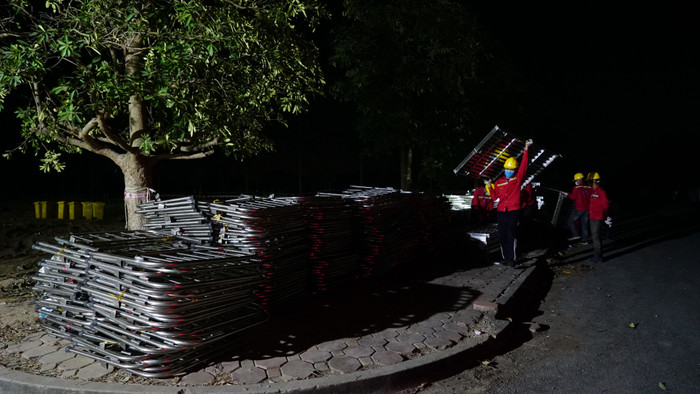 Các cán bộ nhân viên và nhà thầu đã làm việc với tinh thần dốc toàn lực, năng suất gấp 2, 3 lần, từ 7h sáng đến 23h đêm mỗi ngày. Sau 7 ngày thi công thần tốc, BVDC số 3 đã cơ bản hoàn thiện, về đích trước 2 ngày so với cam kết với tỉnh Hải Dương. “So với BVDC Tiên Sơn, BVDC số 3 Hải Dương được thi công trong một số điều kiện khó khăn hơn. Thời điểm cận Tết nên việc tìm được nhân công, nhà thầu chấp thuận đi vào tâm dịch là điều không dễ dàng. Tuy nhiên, chúng tôi dốc sức làm việc hết công suất để đưa bệnh viện sớm đi vào vận hành, kịp thời chung tay cùng Hải Dương đẩy lùi dịch bệnh Covid”, anh Đoàn Khắc Trung-Chỉ huy trưởng công trình BVDC số 3 chia sẻ.