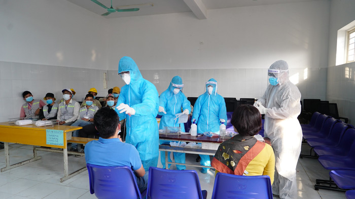 Để đảm bảo an toàn tuyệt đối trong suốt quá trình thi công, toàn bộ đội ngũ tham gia thực hiện công trình đều được xét nghiệm Covid-19, đo thân nhiệt thường xuyên. Ngoài ra, công tác phun khử khuẩn toàn bộ khu vực BVDC số 3 cũng được lực lượng y tế của Hải Dương triển khai quyết liệt.&nbsp;