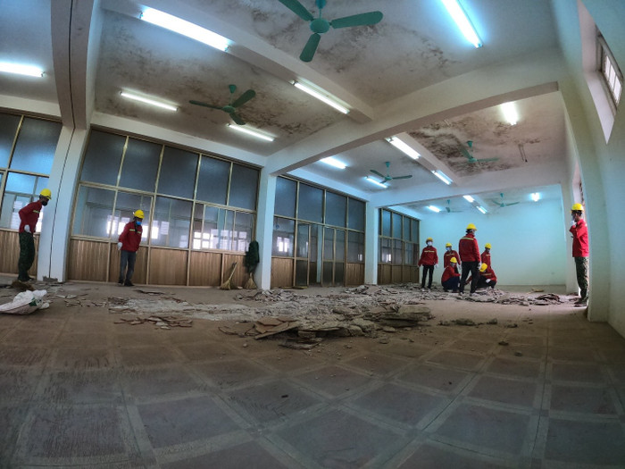 Hệ thống điện nước sơ sài, sơn tường bong tróc, mốc meo, phòng ốc dột nát, nền nhà gạch vỡ vụn, khu nhà vệ sinh xập xệ... Với cơ sở vật chất thiếu thốn, xuống cấp, Trung Tâm Thực hành Thực nghiệm của Trường Đại học Sao Đỏ- cơ sở 2 (TP Chí Linh) chưa đảm bảo tiêu chuẩn về mặt hạ tầng để vận hành Bệnh viện Dã chiến.