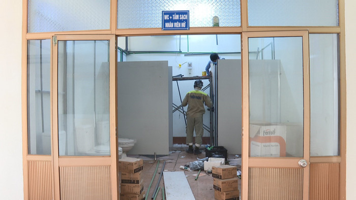 Hai phòng vệ sinh cũ của Trung tâm Thực hành Thực nghiệm vốn chật hẹp, xuống cấp đã được cải tạo, mở rộng. Đồng thời, BVDC cũng được lắp đặp thêm 8 nhà vệ sinh mới, rộng rãi để phục vụ nhu cầu sinh hoạt cho các bệnh nhân. Mỗi phòng vệ sinh đều được trang bị hệ thống bình nóng lạnh, vòi nước cảm biến để phòng tránh lây nhiễm chéo Covid-19.