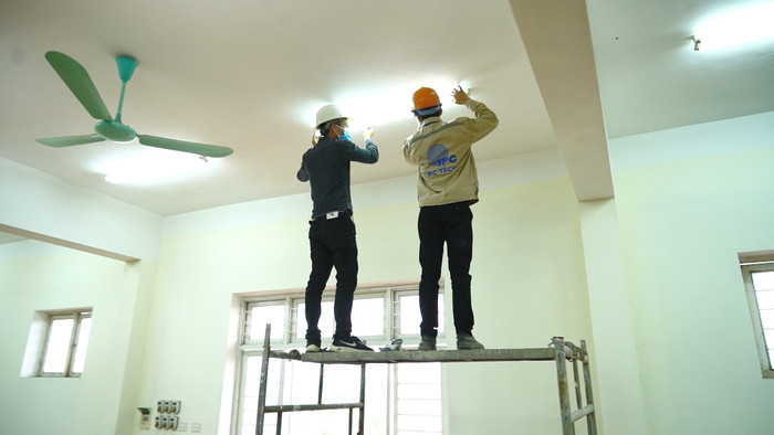 Hệ thống điện của tòa nhà cũng được nâng cấp công suất, từ việc chỉ duy trì đèn chiếu sáng và quạt điện thì nay có thể chạy nhiều loại thiết bị hiện đại phục vụ cho việc vận hành BVDC như: điều hòa, hệ thống kiểm soát, camera, đèn cảnh báo ở những khu bệnh nặng, hệ thống bình nóng lạnh…