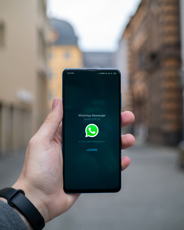 WhatsApp đã báo cáo điều này với nhà cung cấp tên miền mà dịch vụ lừa đảo đang sử dụng để chống lại hành vi lừa đảo của kẻ gian. (Ảnh minh hoạ: Mika Baumeister / Unsplash)