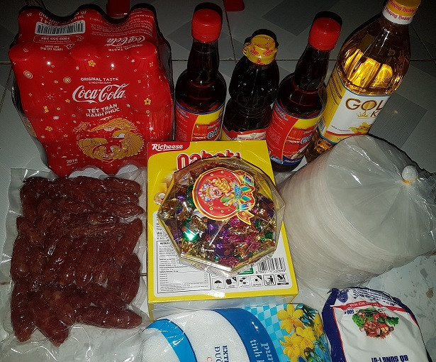 Những món quà Tết mà Thành được bác chủ nhà trọ tặng.