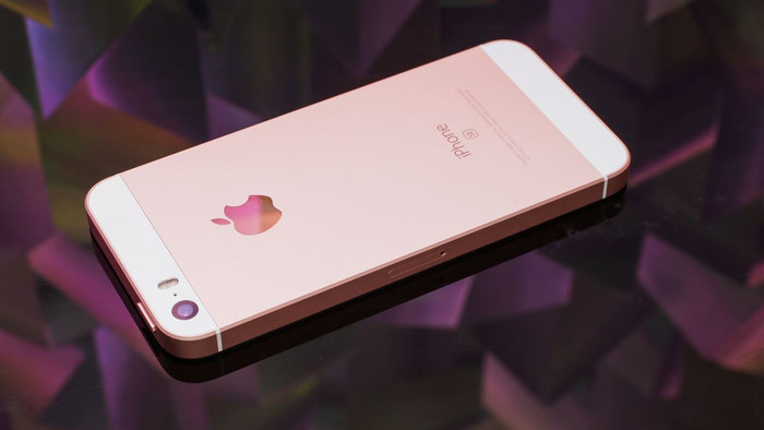 iPhone SE đời đầu được Apple ra mắt năm 2016. (Ảnh: Sarah Tew/CNET)